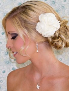 Menyasszonyi frizura ,hosszú szőke hajból 12, Bridal long blonde hair 12 Forrás:http://www.etsy.com