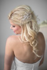 Menyasszonyi frizura ,hosszú szőke hajból 16, Bridal long blonde hair 16 Forrás:http://www.etsy.com