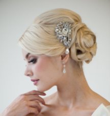 Menyasszonyi frizura ,hosszú szőke hajból 17, Bridal long blonde hair 17 Forrás:http://www.etsy.com