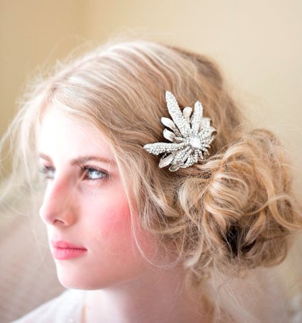 Menyasszonyi frizura ,hosszú szőke hajból 19, Bridal long blonde hair 19 Forrás:http://www.etsy.com